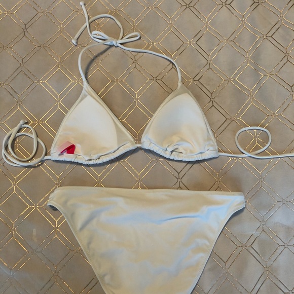 Victoria’s Secret Bikini - Picture 2 of 4